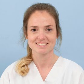 Mitarbeiterportrait von Rebekka Mach, Assistenzärztin in der Zahnabteilung der Kleintierklinik des Universitären Tierspitals der Vetsuisse-Fakultät der Universität Zürich
