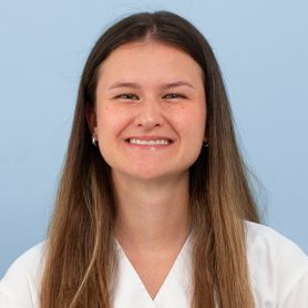 Mitarbeiterportrait von Hannah Ross, Assistenzärztin in der ECC des Universitären Tierspitals der Vetsuisse-Fakultät der Universität Zürich
