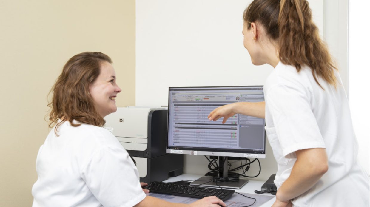Impressionen von Dianna und Jessica Landolt, Ärztinnen in der Infektionologie der Kleintiermedizin, bei einer Beprechung von Laborwerten am Universitären Tierspital der Vetsuisse-Fakultät der Universität Zürich